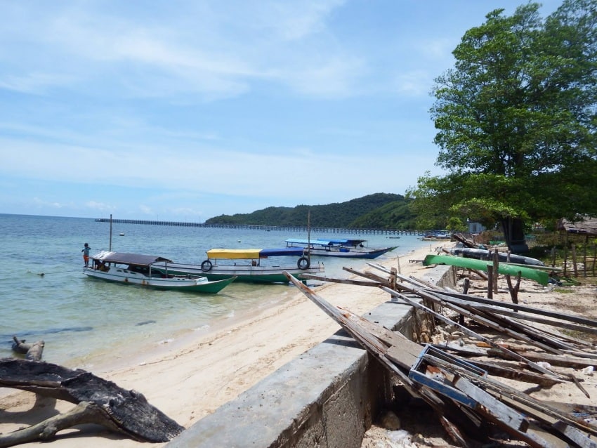  Local village beach where long boats will take you to Rangko Cave
