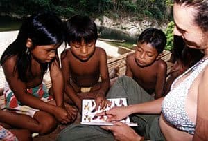 Marisol showing Embera children a book about birds. Jon kohl photo.