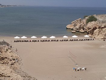 The beach in Oman. photos by Inka Piegsa-Quischotte.