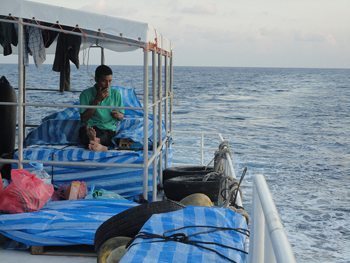 sleeping-deck-boat