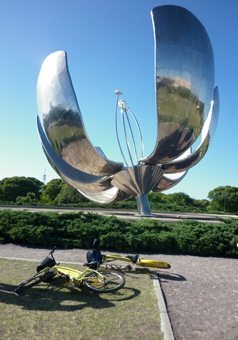 Eduardo Catalano's steel flower in United Nations Plaza.