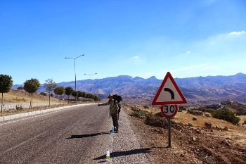 Hitchhiking on the Iraqy border not far from Silopi.