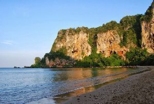 The cliffs at Tonsai Bay.