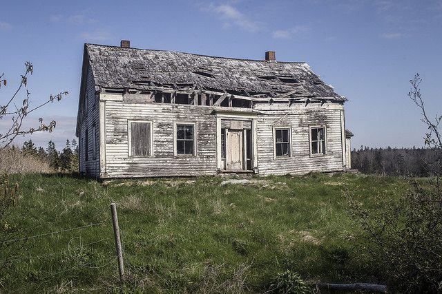 An abandoned building on the way to Brier Island.