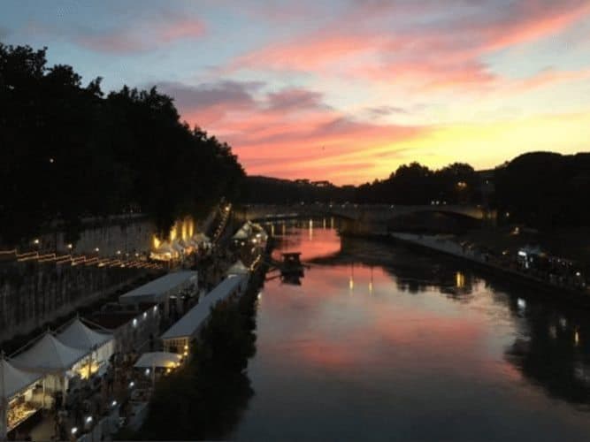 Sunset overlooking the Tiber River, in Rome.