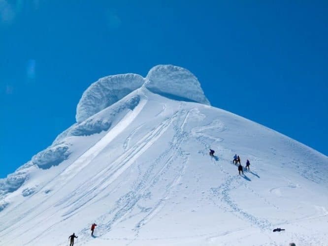 Snefellsjokull Glacier isa popular hiking challenge.
