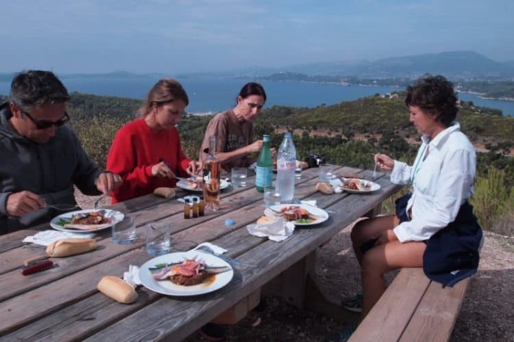 A picnic with a dramatic view on Cap Garonne, hiking the Colle Noir.
