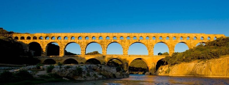 Pont du Gard - Remoulins Visit time : half-day. Exceptional for the quality of its construction and dimensions, the Pont du Gard is a global masterpiece of unique architectural and aesthetic work. Beautifully integrated within its surroundings, the bridge exudes a certain lightness despite its 50,000 tons! Every year, more than one million visitors come to admire its beautiful ocher colors at sunset and its surroundings, both of which have regained their former charm since the redevelopment of the site in 2000. This work of art, a unique part of our global heritage, is one of the few wonders of antiquity that has survived the centuries, allowing generations of today and tomorrow to appreciate its value.