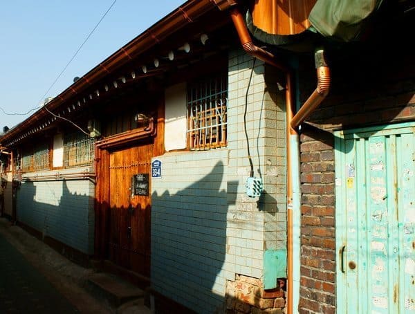 Tiles were an important element of the hanok style in the 1930s.