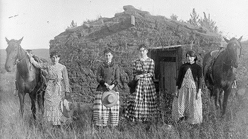 Homemakers homesteading, the Chrisman sisters, photographed by Solomon D. Butcher