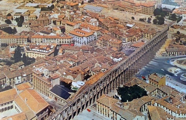 An aerial view shows the long aqueduct that crosses the city.