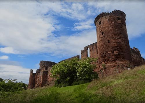 Bothwell Castle's curtain wall facing the slope leading to the banks of the River Clyde.
