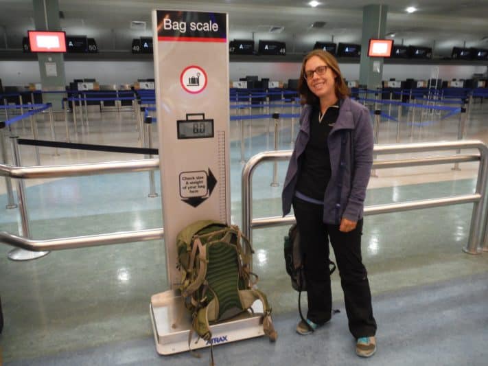 How much does a full suitcase weigh? How heavy is 23 kg? Here are some tips to avoid any unpleasant surprises at the airport. Veganhop photo.
