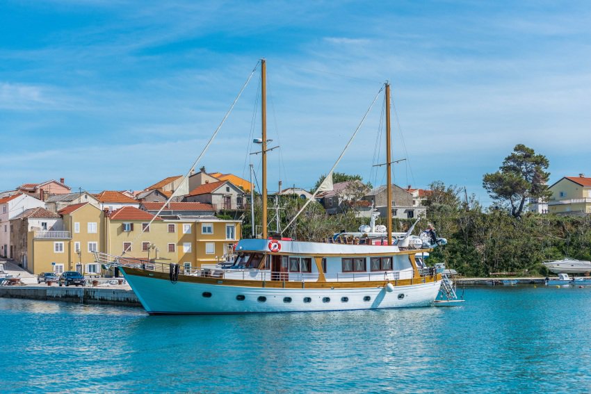 The Adriatic Breeze, one of many gulets for charter in Croatia. Goolets photos.