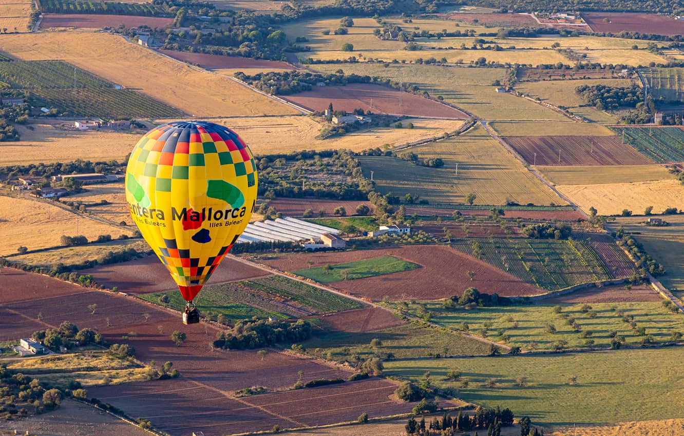 Ballooning over the central plain of Mallorca, Spain. Paul Shoul photos.