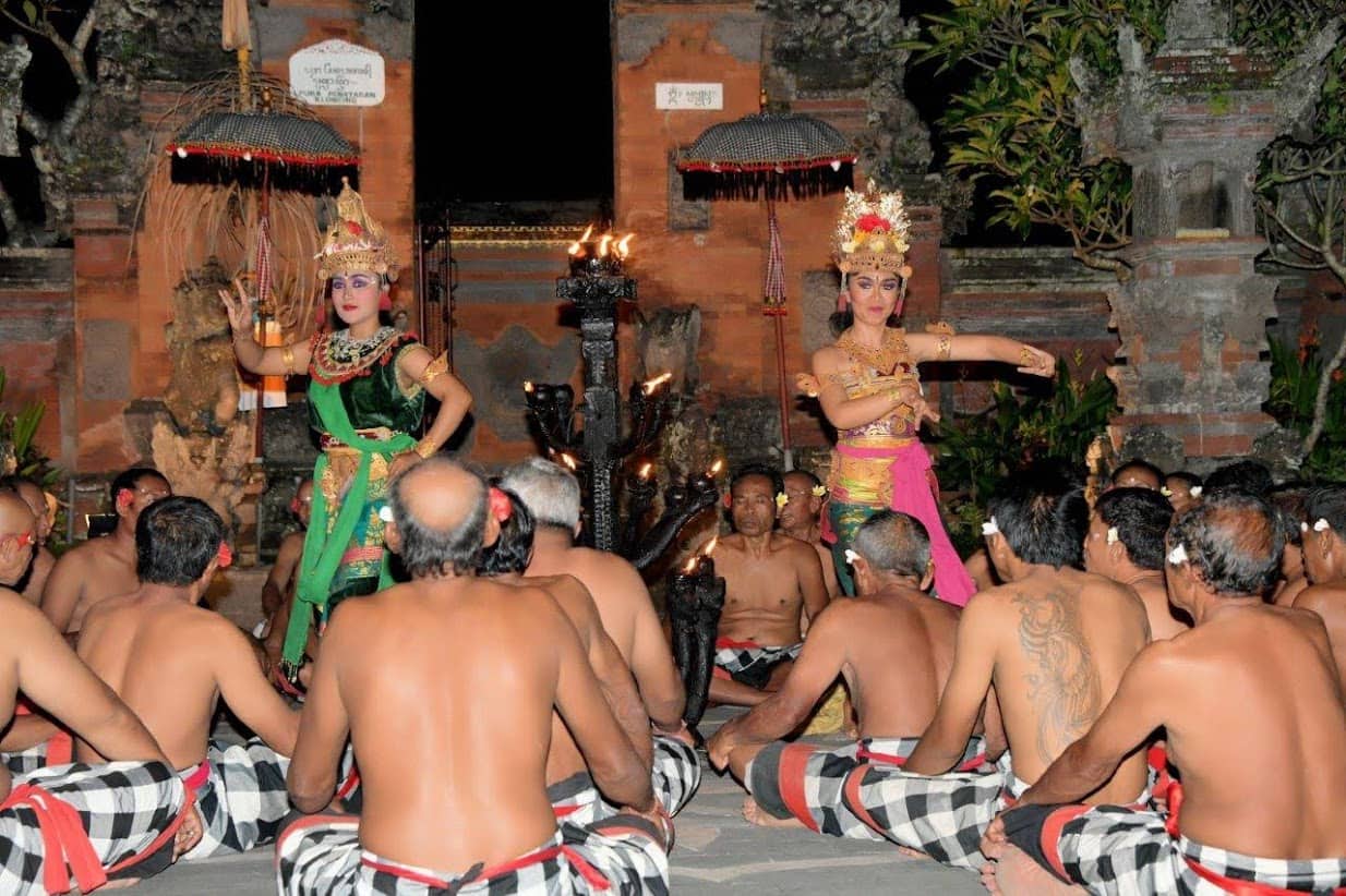 chaka-chaka Balinese dance show