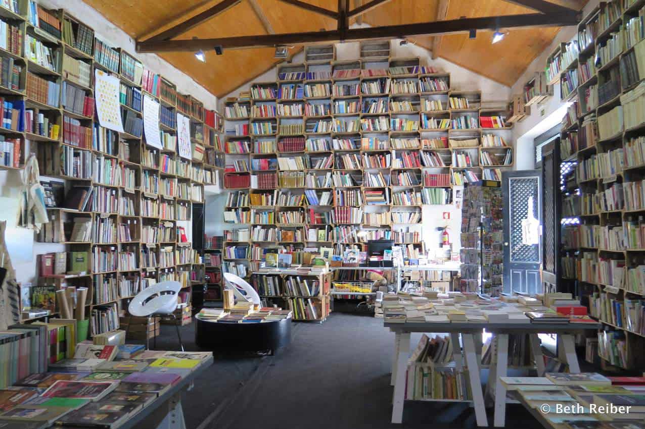 The Organic Market/Bookshop offers both used and new books related to the sciences, education, literature and other genres, as well as organic produce and a standup bar