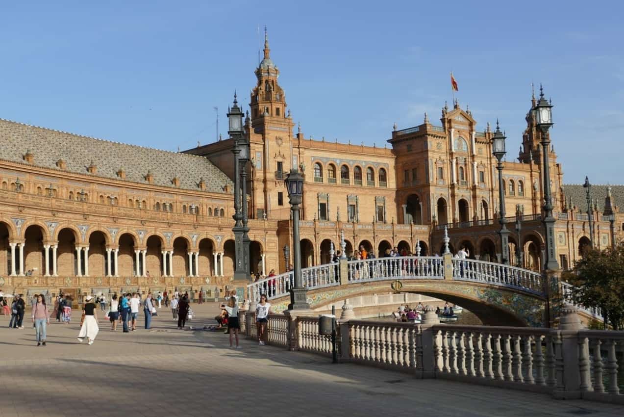 The sun baked Plaza de España, a beautiful square which is idyllic and charming. Here you can marvel at the impressive ornaments, take a ride on the rowing boats and walk through the nearby María Luisa Park.