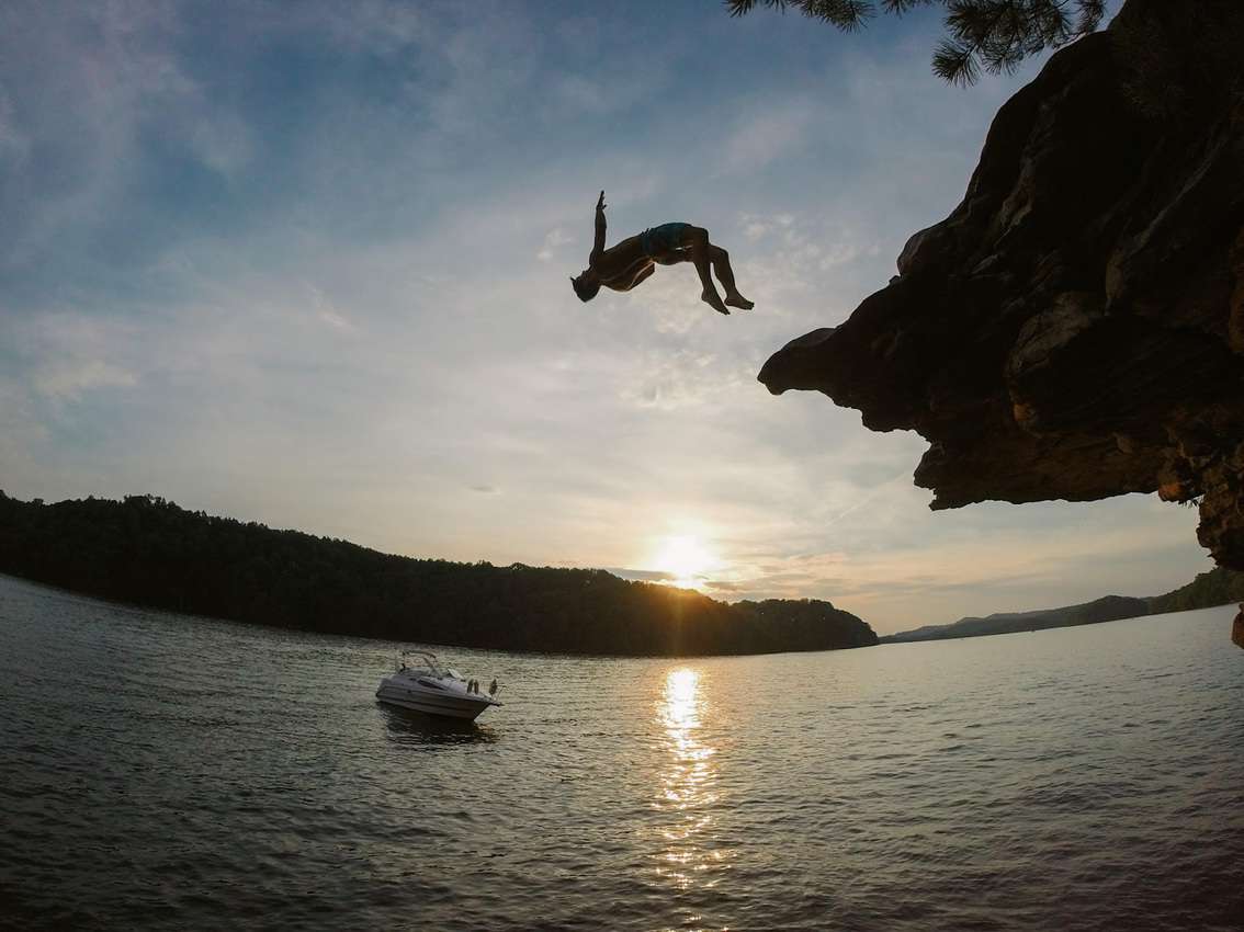 Summersville, West Virginia: A secret place known by climbers full of pristine nature, roaring rivers and high cliffs for jumping.