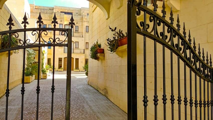 Ghajnsielem Apartment courtyard - Gozo