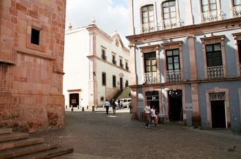 Monumental squares and small alleys lend a pedestrian-friendly atmosphere.