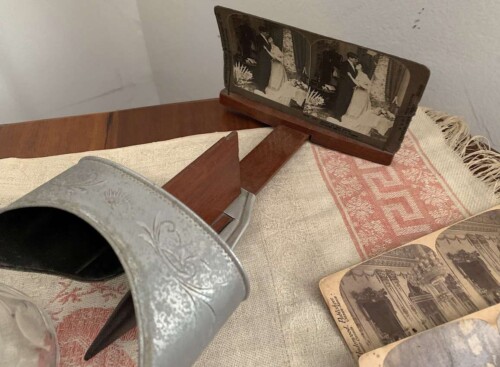 A vintage stereoscope created a 3D image.