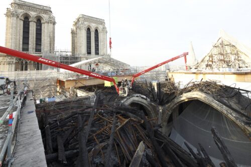 Post-fire exterior debris removal. Etablissement Public pour la restauration de Notre Dame de Paris Photos.