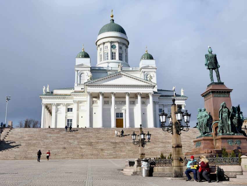 Helsinki Cathedral in Senate Square is surrounded by Neoclassical buildings. A statue of "the good Tsar" Nicholas II stands nearby as a tribute to the affection of the Finnish people. The © S. Kurtz