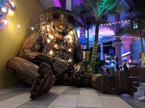 This sculpture, by Danish artist Thomas Dambo, was made out of the scrap wood of the Distrito T-Mobile build. 
