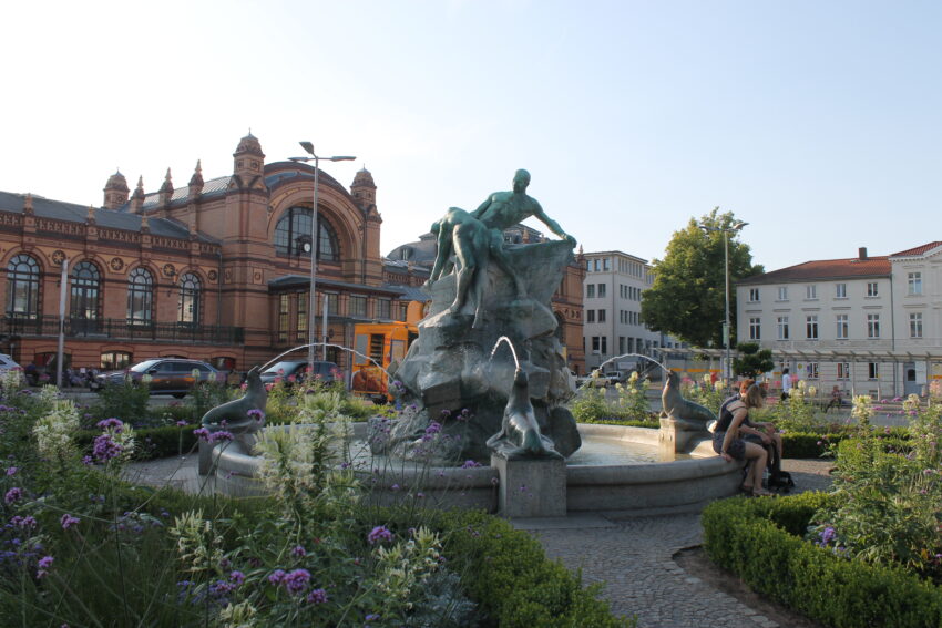 The Grunthalplatz fountain depicts two victims of a shipwreck; he is saving her.