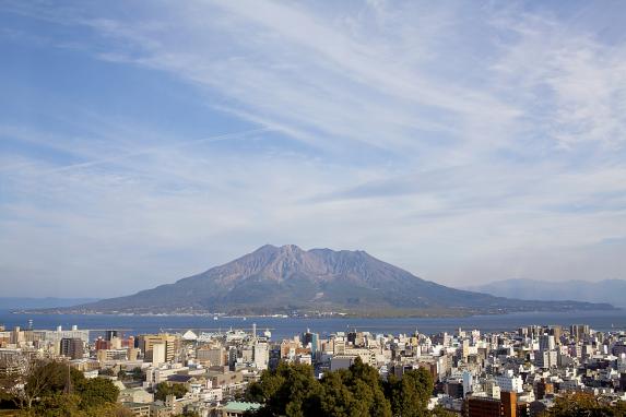 Kagoshima City and Sakurajima "Photograph provided by Kagoshima Prefecture Visitors Bureau"