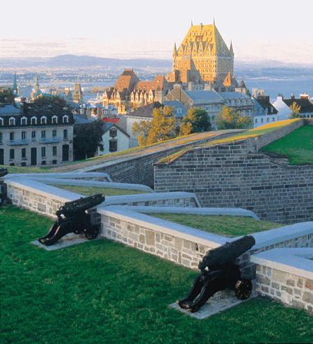 Cannons protect the old city of Quebec. (photo Quebec Tourism)