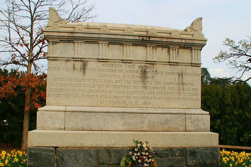The monument dedicated to the unknown soldiers who died in the Civil War was erected in the Lee's rose garden