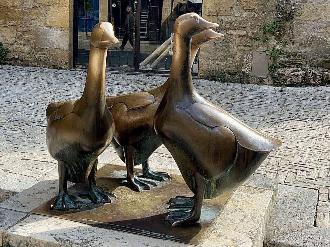 The statue on the "Square of the Geese" puts the region's favorite food on a pedestal © S. Kurtz