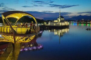 The Kuching waterfront is aglow with beauty at night. Chin Leh photos.