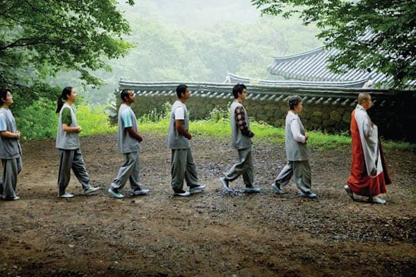 Walking meditation (Photo by Cultural Corps of Korean Buddhism)