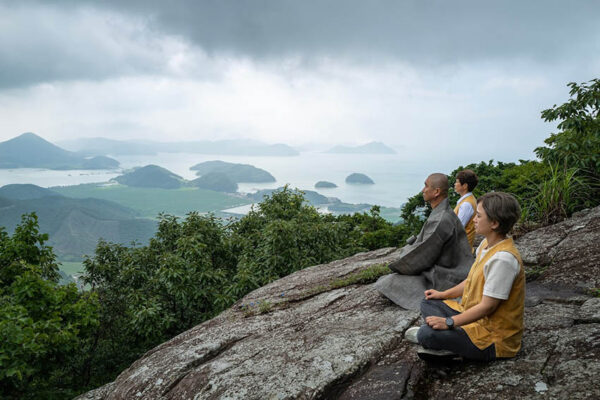 Participants meditate on a mountaintop overlooking the ocean at Neunggasa temple (Photo by Cultural Corps of Korean Buddhism)